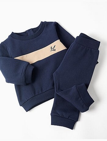 Conjunto de sudadera y pantalones de chándal perchados