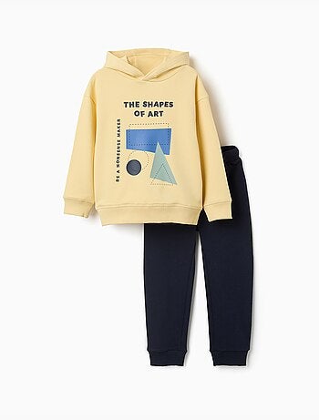 Conjunto de sudadera y un pantalón perchados con estampado