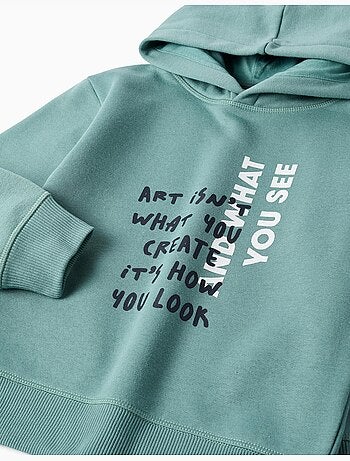 Conjunto de sudadera y un pantalón perchados con estampado