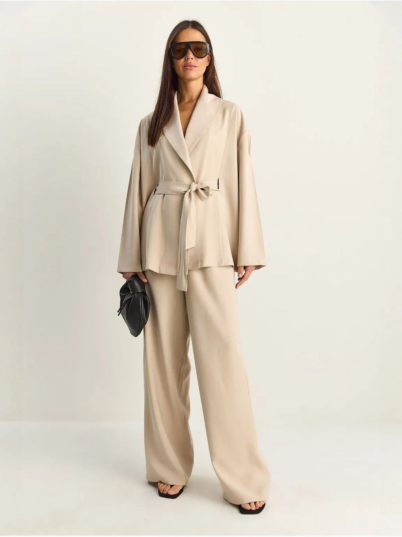 Conjunto de talle alto con detalle de lazo y cuello chal lucci Beige arcilla - Kiabi