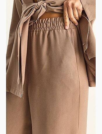Conjunto de talle alto con detalle de lazo y cuello chal lucci
