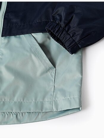 Cortavientos con capucha y bolsillos