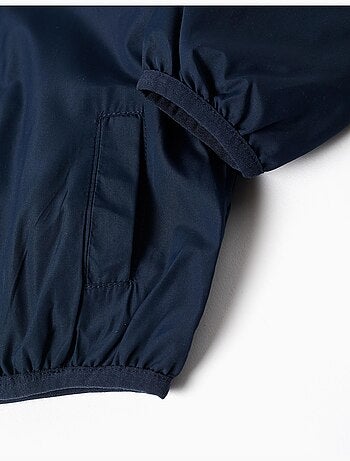 Cortavientos con capucha y bolsillos