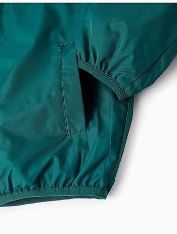 Cortavientos con capucha y bolsillos