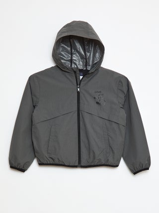 Cortavientos impermeable con capucha