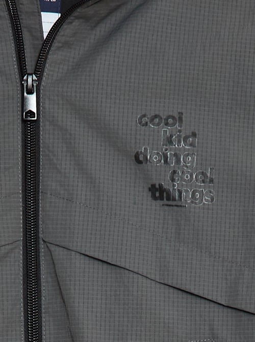 Cortavientos impermeable con capucha - Kiabi