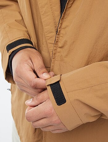 Cortavientos impermeable con capucha mangas extraíbles