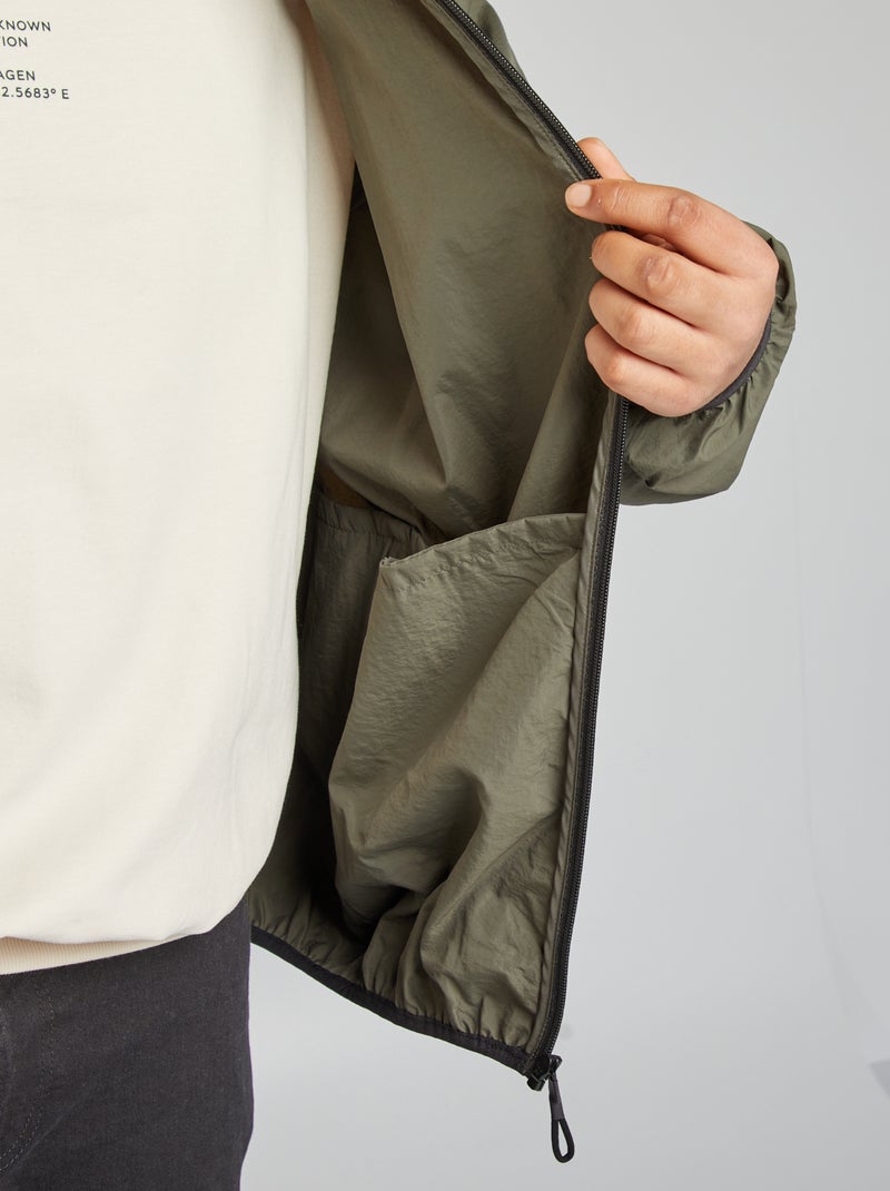 Cortavientos liso plegable en la capucha KAKI - Kiabi