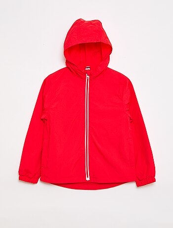 Cortavientos liso plegable en su capucha