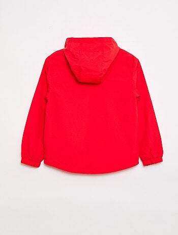 Cortavientos liso plegable en su capucha