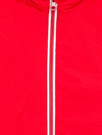 Cortavientos liso plegable en su capucha