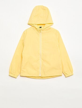 Cortavientos liso que se guarda en su capucha