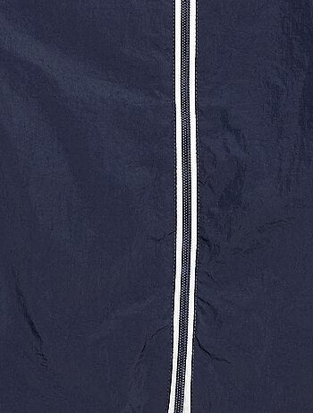 Cortavientos liso que se guarda en su capucha