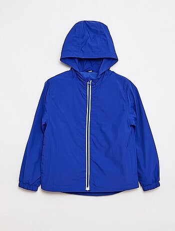 Cortavientos liso que se guarda en su capucha