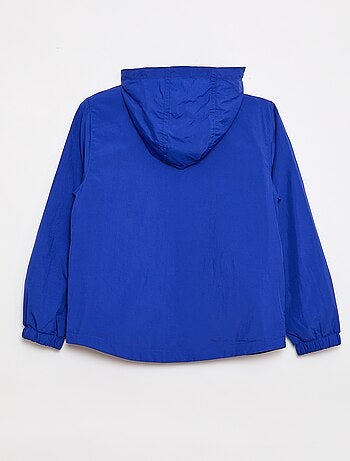 Cortavientos liso que se guarda en su capucha