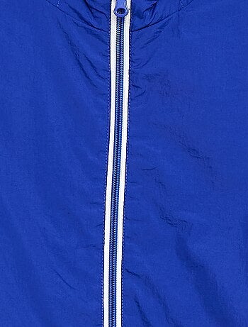 Cortavientos liso que se guarda en su capucha