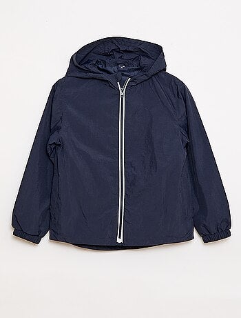 Cortavientos liso que se guarda en su capucha