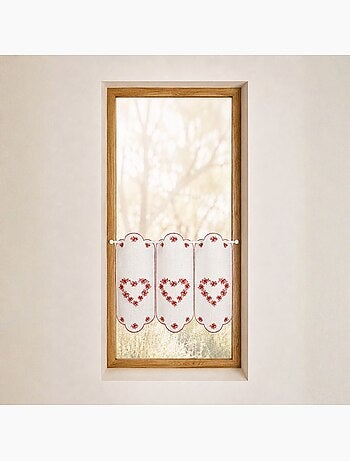 Cortina bordada con motivos de corazones