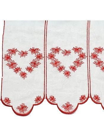 Cortina bordada con motivos de corazones