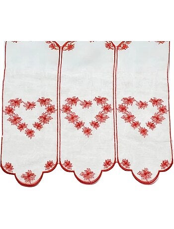 Cortina bordada con motivos de corazones