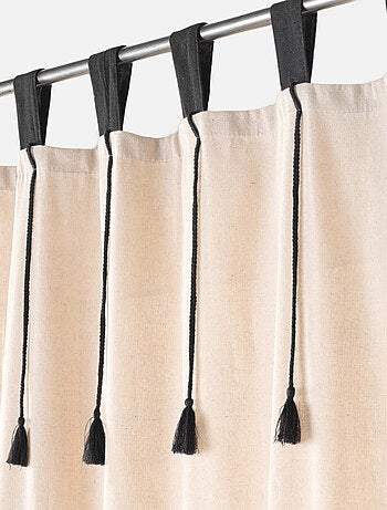 Cortina con lazos y borlas