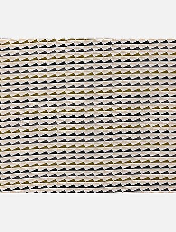 Cortina con motivos geométricos coloridos