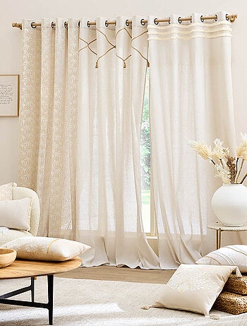 Cortina con ojales de yute con borlas