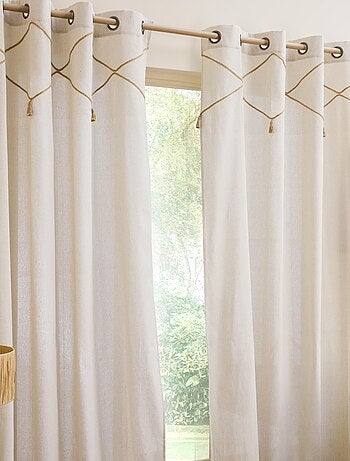 Cortina con ojales de yute con borlas