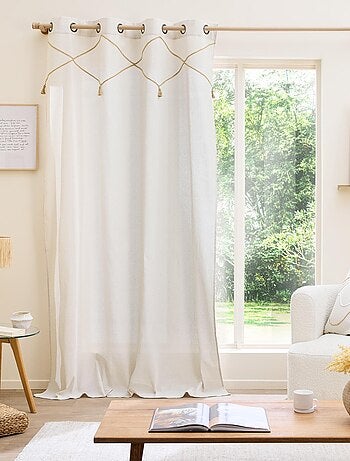 Cortina con ojales de yute con borlas