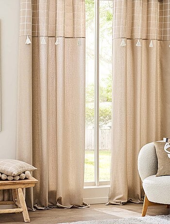 Cortina con ojales y parte superior a cuadros con pompones en policotón