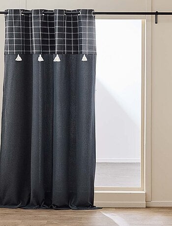 Cortina con ojales y parte superior a cuadros con pompones en policotón