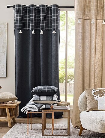 Cortina con ojales y parte superior a cuadros con pompones en policotón