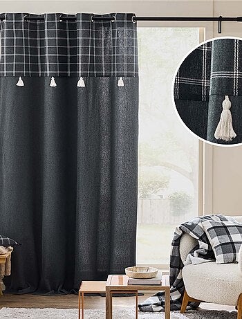 Cortina con ojales y parte superior a cuadros con pompones en policotón