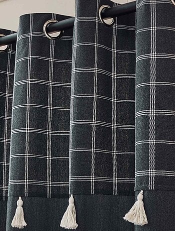 Cortina con ojales y parte superior a cuadros con pompones en policotón