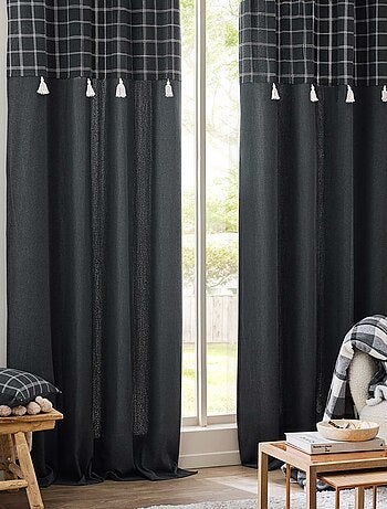 Cortina con ojales y parte superior a cuadros con pompones en policotón