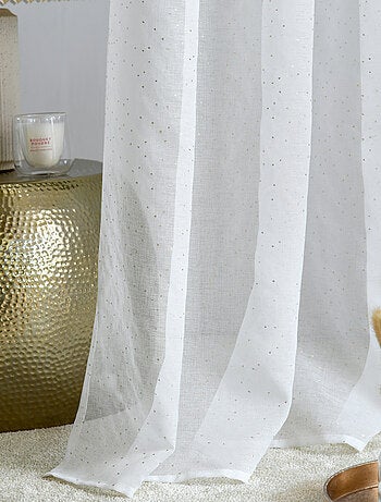 Cortina de gasa con acabados dorados y ojales