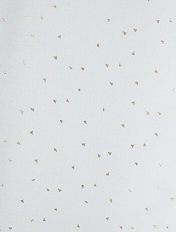 Cortina de gasa con acabados dorados y ojales