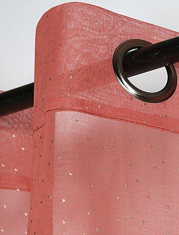 Cortina de gasa con acabados dorados y ojales