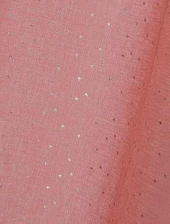 Cortina de gasa con acabados dorados y ojales