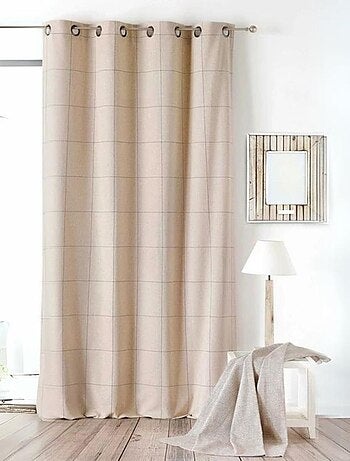 Cortina de mobiliario con cuadros grandes