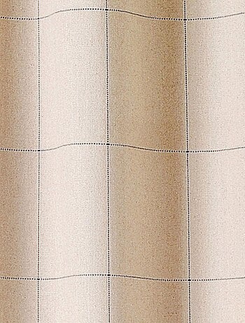 Cortina de mobiliario con cuadros grandes