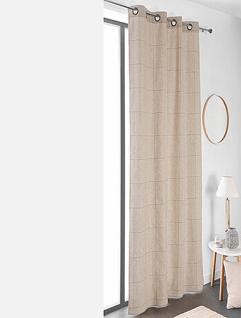 Cortina de mobiliario con cuadros grandes