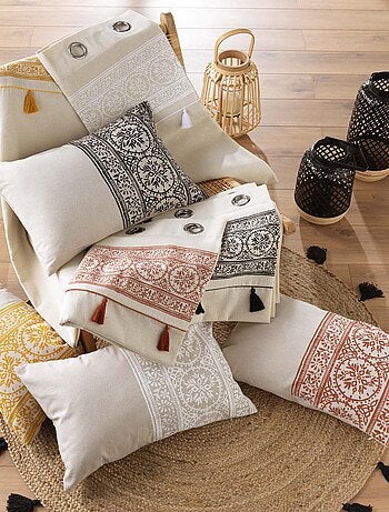 Cortina de ojales de polialgodón liso.