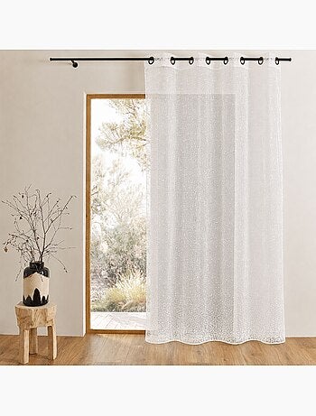 Cortina de organza calada con motivos bordados
