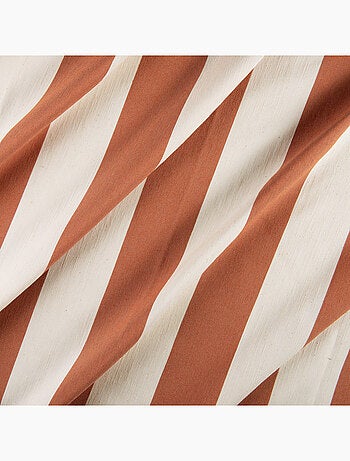 Cortina de satén de rayas verticales con ojales