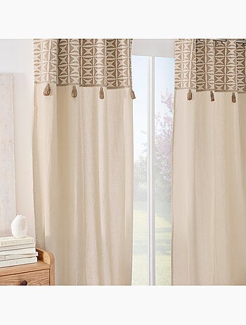 Cortina difusora con ojales de policotón, con diseño jacquard y borlas