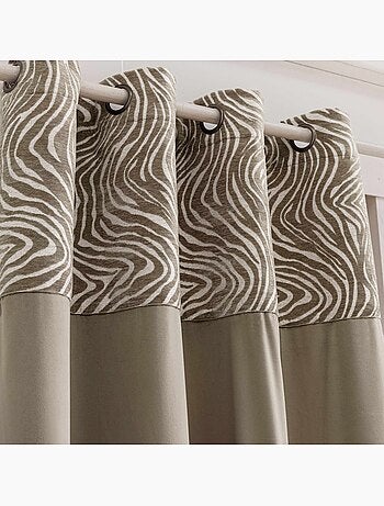 Cortina difusora de terciopelo con ojales y cenefa de jacquard con estampado de cebra