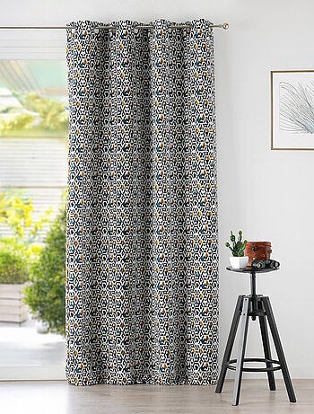 Cortina estampada motivos geométricos sobre fondo blanco