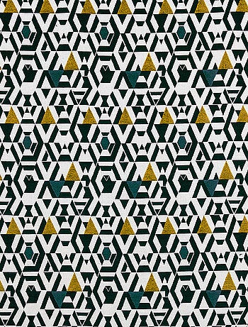 Cortina estampada motivos geométricos sobre fondo blanco