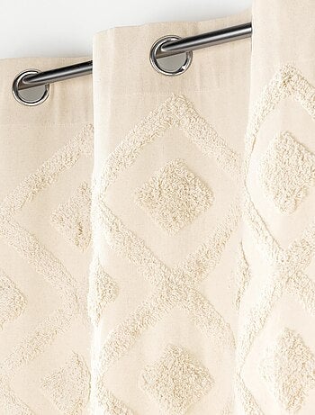 Cortina filtrante color crudo con detalles tufted